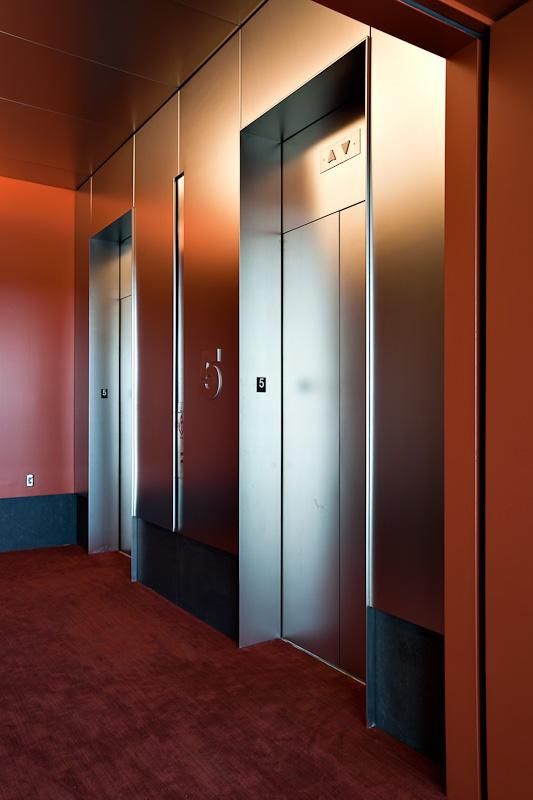 درب کابین آسانسور